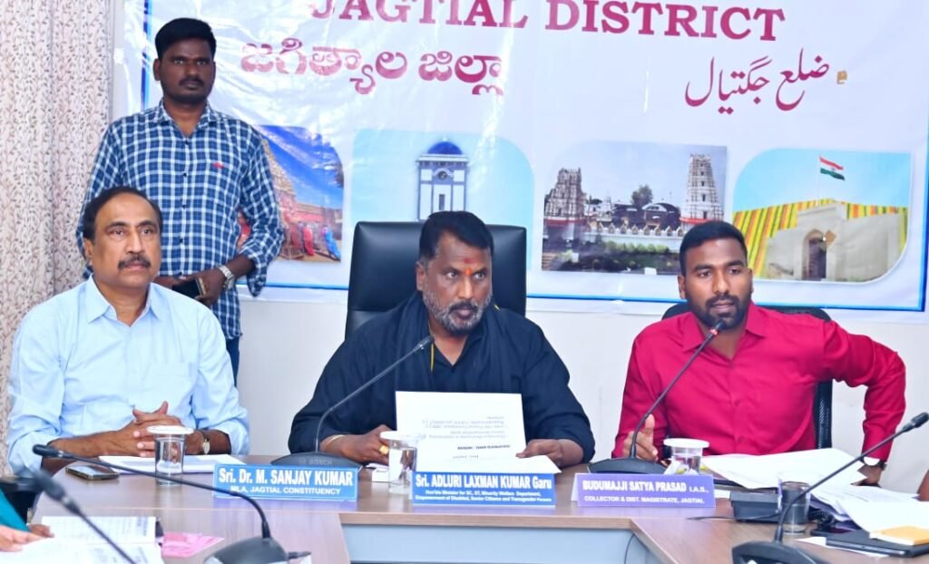 మున్సిపాలిటీ పరిధుల్లో జరుగుతున్న అభివృద్ధి పనులపై సమీక్ష.