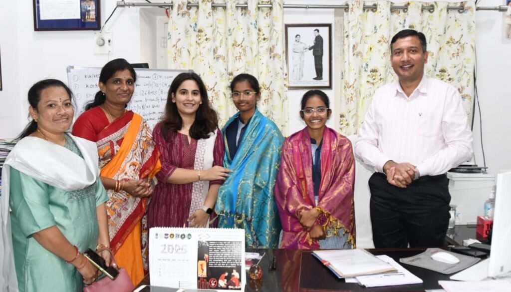 మహాత్మ జ్యోతిబా పూలే  విద్యార్థులకు కలెక్టర్ రాజర్షి షా సన్మానం