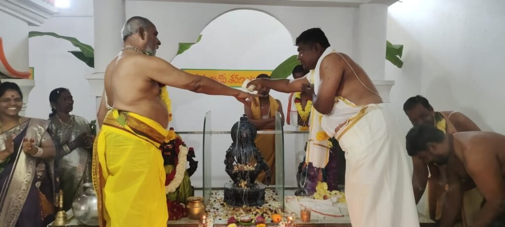 వాసవి మాత ఆలయంలో అయ్యప్ప మహా పడిపూజ.