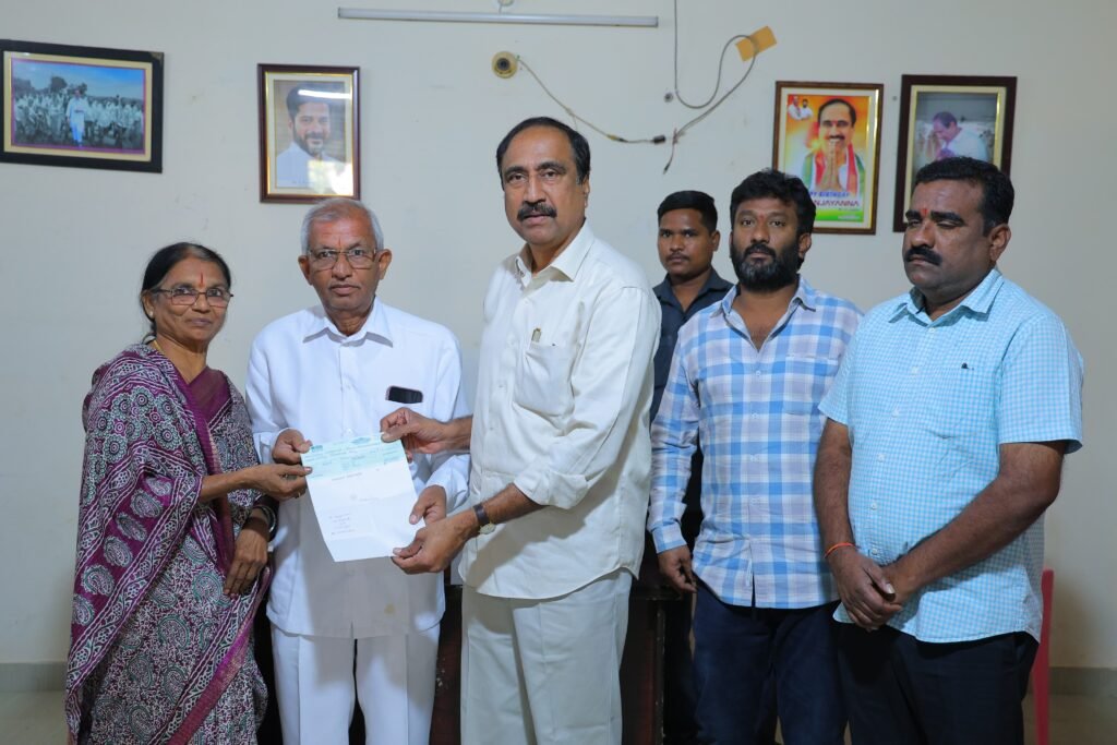 సీఎం సహాయనిధి చెక్కు పంపిణీ చేసిన ఎమ్మెల్యే
