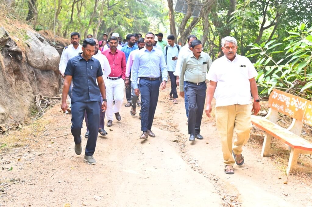 కొండగట్టు గిరిప్రదక్షిణ కొరకు రోడ్డు పరిశీలించిన కలెక్టర్