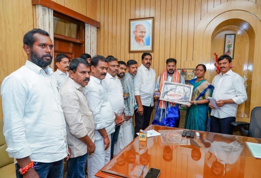 ముఖ్యమంత్రికి అయినవోలు జాతర ఆహ్వాన పత్రిక అందజేత