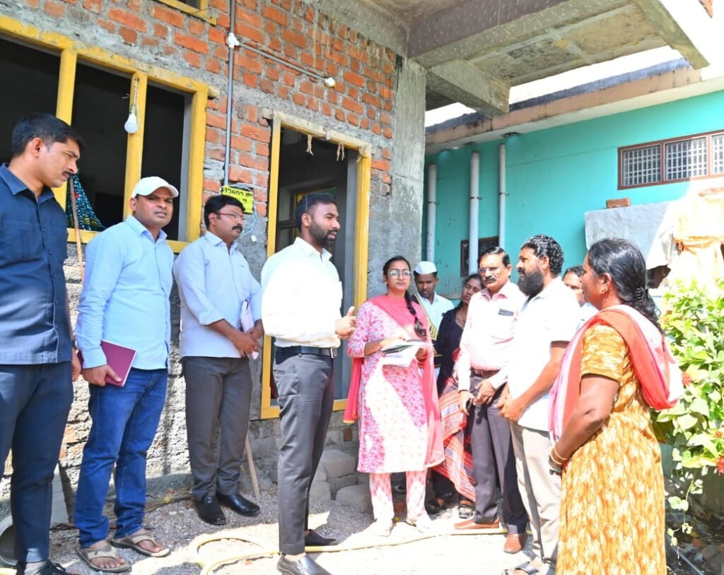 ఇందిరమ్మ ఇండ్లను పరిశీలించిన జిల్లా కలెక్టర్