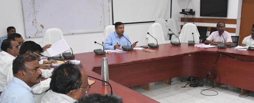 పలు అంశాలపై అధికారులతో కలెక్టర్ సమీక్ష