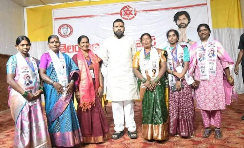 ఏపీ డిప్యూటీ సీఎం పవన్ కళ్యాణ్ ని కలిసిన మేడిపల్లి వార్డు సభ్యురాలు