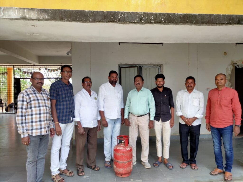 కళాశాల ల్యాబ్ విద్యార్థులకు సిలిండర్ అందజేత