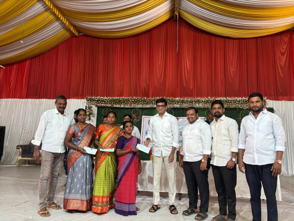కళ్యాణ లక్ష్మి ,సీఎం రిలీఫ్ ఫండ్ చెక్కులను పంపిణీ చేసిన కోరుట్ల ఎమ్మెల్యే