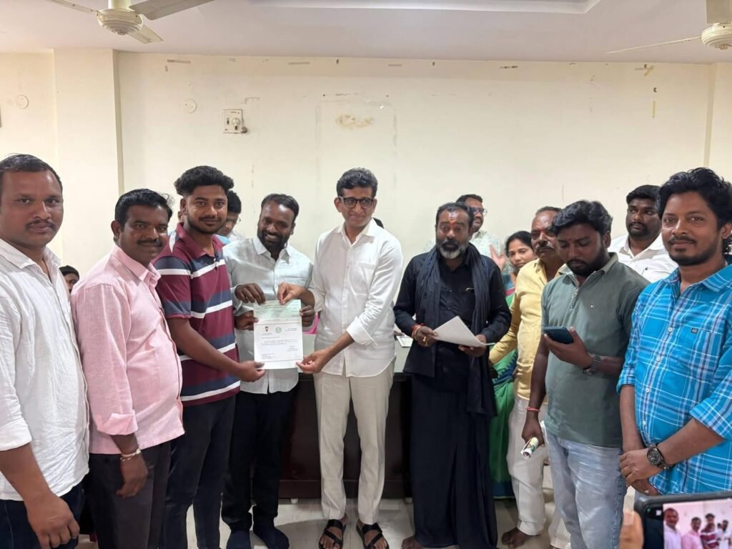 సీఎంఆర్ఎఫ్ చెక్కులు పంపిణీ చేసిన ఎమ్మెల్యే