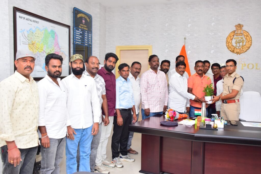 జిల్లా ఎస్పీని మర్యాద పూర్వకంగా కలిసిన ప్రెస్ క్లబ్ నూతన కార్యవర్గం