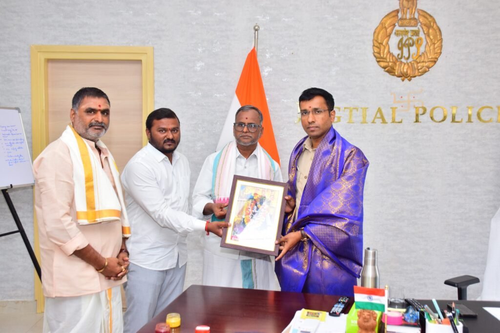 జిల్లా ఎస్పీని సన్మానించిన మల్లన్నపేట మల్లన్న ఆలయ కమిటీ సభ్యులు