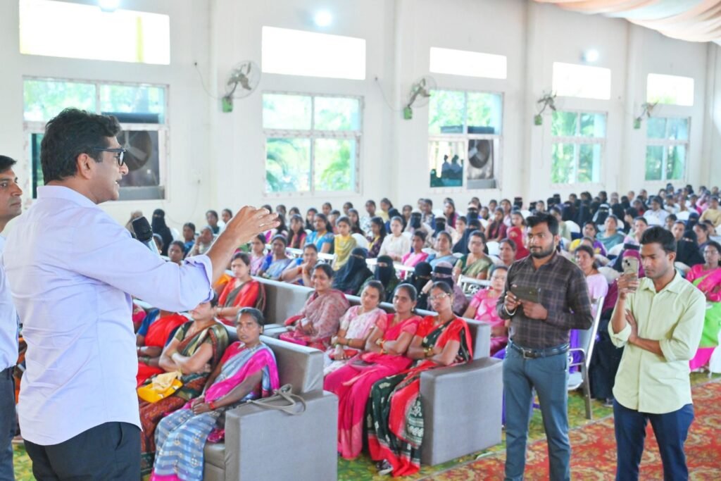 విద్యార్థులు క్రమశిక్షణ పట్టుదలతో చదివి ఉన్నత శిఖరాలు అధిరోహించాలి.