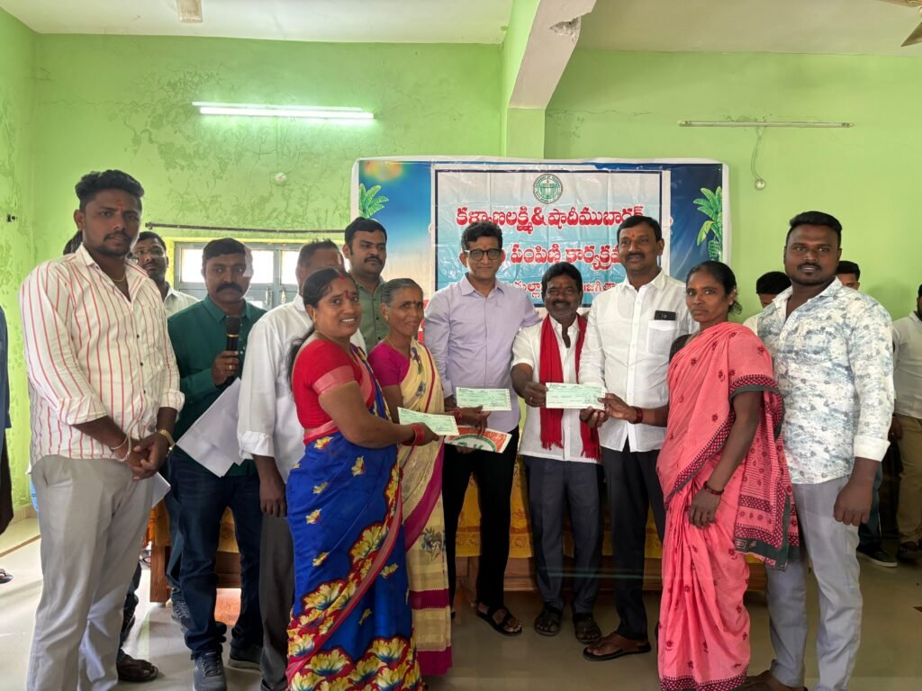 కళ్యాణ లక్ష్మి- షాదీ ముబారక్ సిఎంఆర్ఎఫ్ చెక్కులను పంపిణీ చేసిన ఎమ్మెల్యే