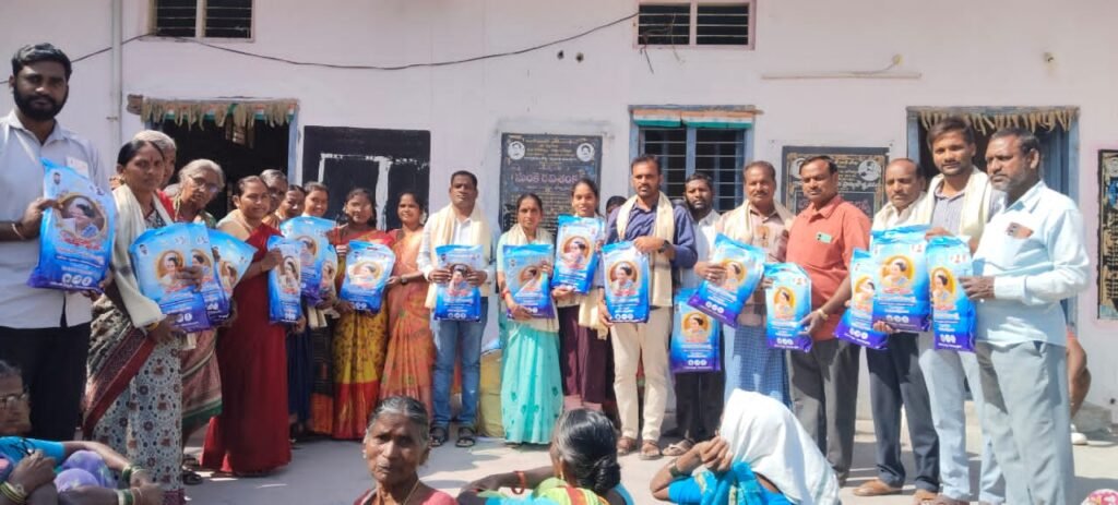 ఇందిర మహిళ శక్తి చీరలు పంపిణీ