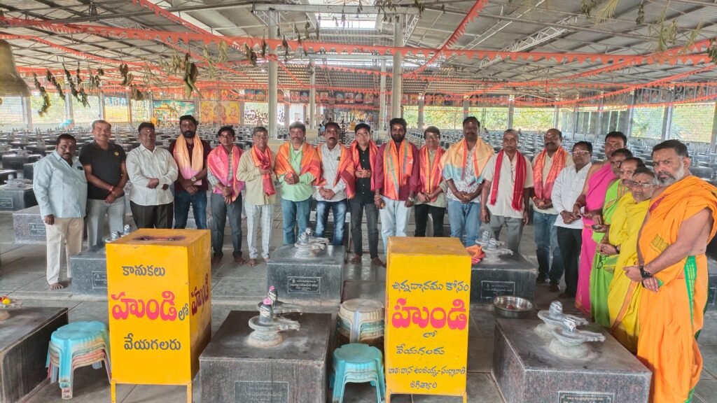 ప్రెస్ క్లబ్ నూతన కార్యవర్గానికి పొలాస సహస్ర వేయి లింగాల ఆలయంలో ఆశీర్వచనం