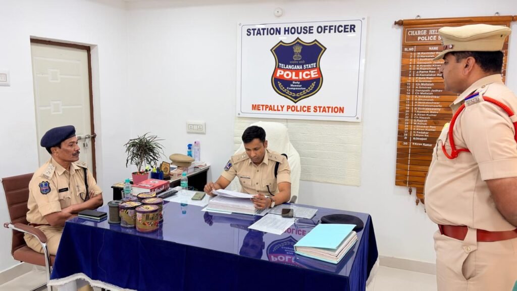 మెట్ పల్లి పోలీస్ స్టేషన్ ఆకస్మిక తనిఖీ చేసిన జిల్లా ఎస్పీ అశోక్ కుమార్