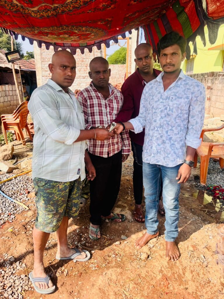 నిరుపేద కుటుంబానికి సోషల్ మీడియా ద్వారా ఆర్థిక సాయం