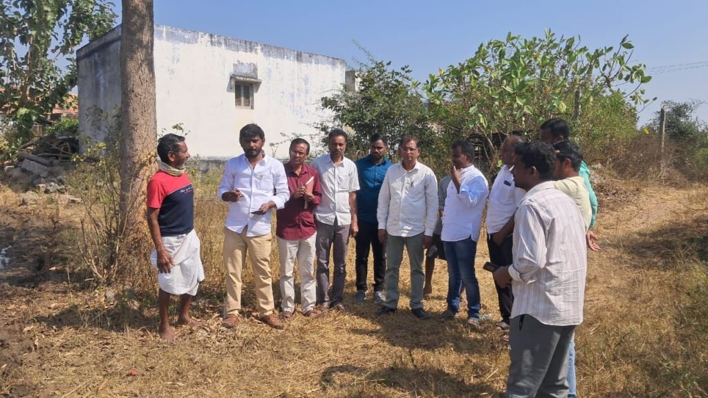 నూతన ట్రాన్స్ఫర్లు అమర్చి లోఓల్టేజీ సమస్యలు తీరుస్తాం..