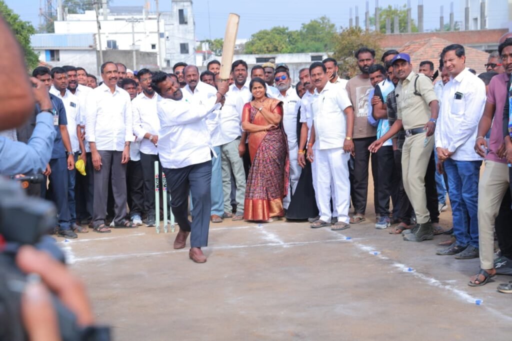 కోరుట్ల ప్రీమియర్ క్రికెట్ లీగ్ ప్రారంభించిన మంత్రి లక్ష్మణ్ కుమార్