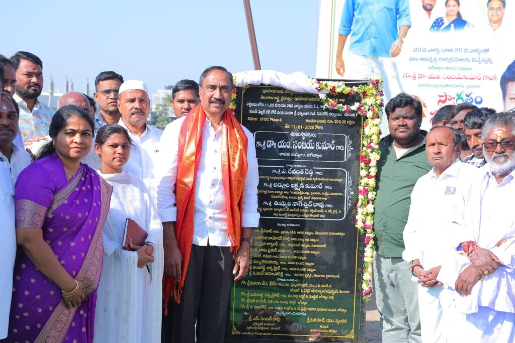 సీసీ రోడ్డు పనులకు శంకుస్థాపన చేసిన ఎమ్మెల్యే