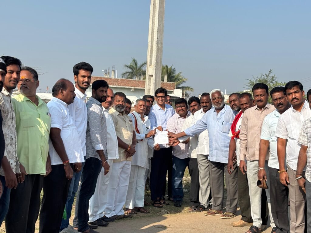 ప్రొసీడింగ్స్ పత్రాలను పంపిణీ చేసిన ఎమ్మెల్యే