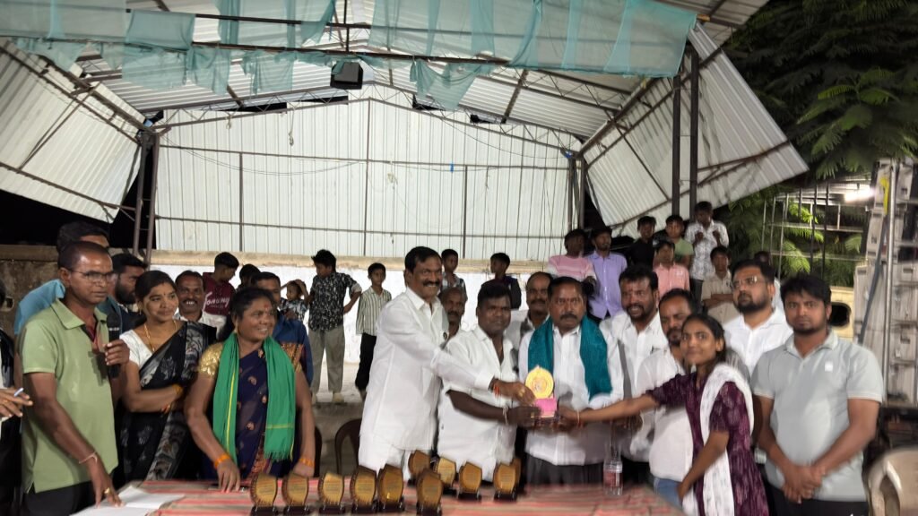 ముగ్గుల పోటీల్లో బహుమతులు పంపిణీ