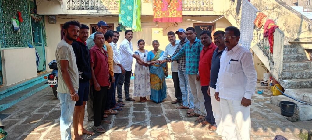 సెంట్రింగ్ లేబర్ సంఘం ఆర్థిక సహాయం అందజేత