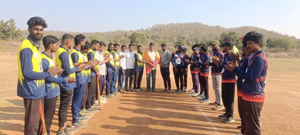 యువకులు క్రీడల వైపు ముందుకు రావాలి.