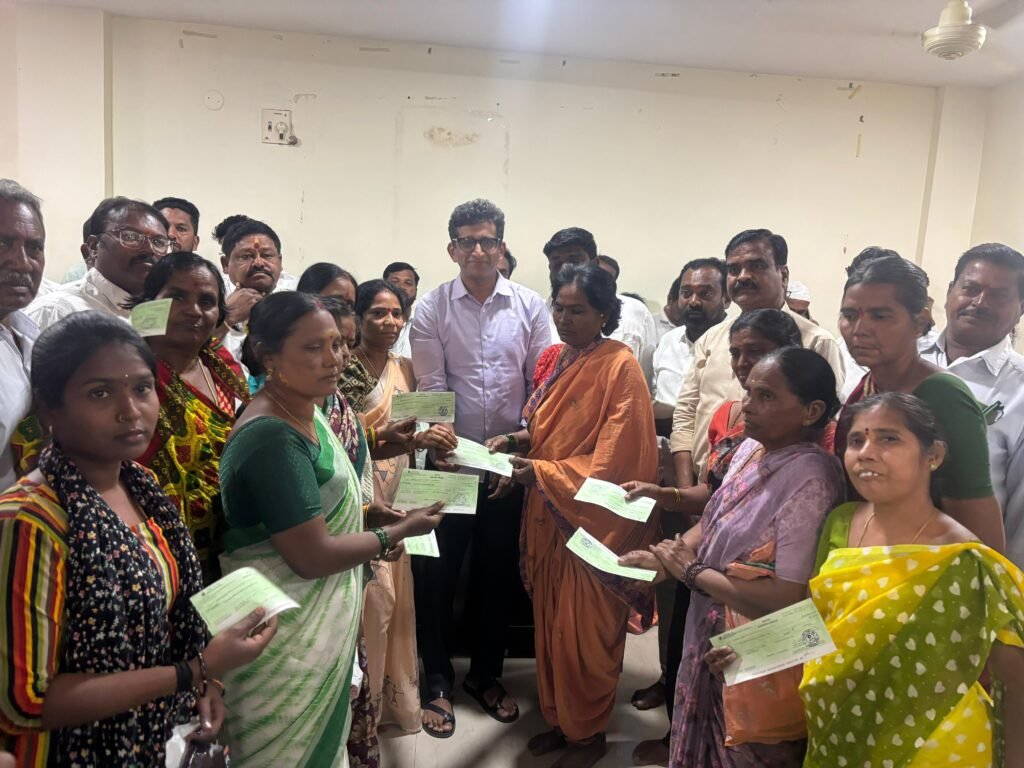 కల్యాణ లక్ష్మి షాదీ ముబారక్ చెక్కులు పంపిణీ చేసిన ఎమ్మెల్యే.