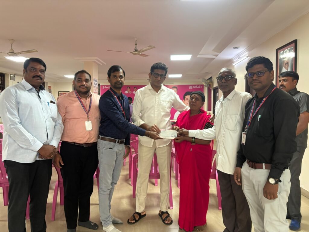 గాయత్రి బ్యాంకు ఇన్సూరెన్స్ చెక్కు అందజేసిన ఎమ్మెల్యే