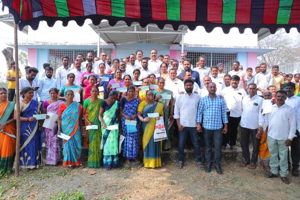 కళ్యాణ లక్ష్మి చెక్కులు పంపిణీ చేసిన ఎమ్మెల్యే
