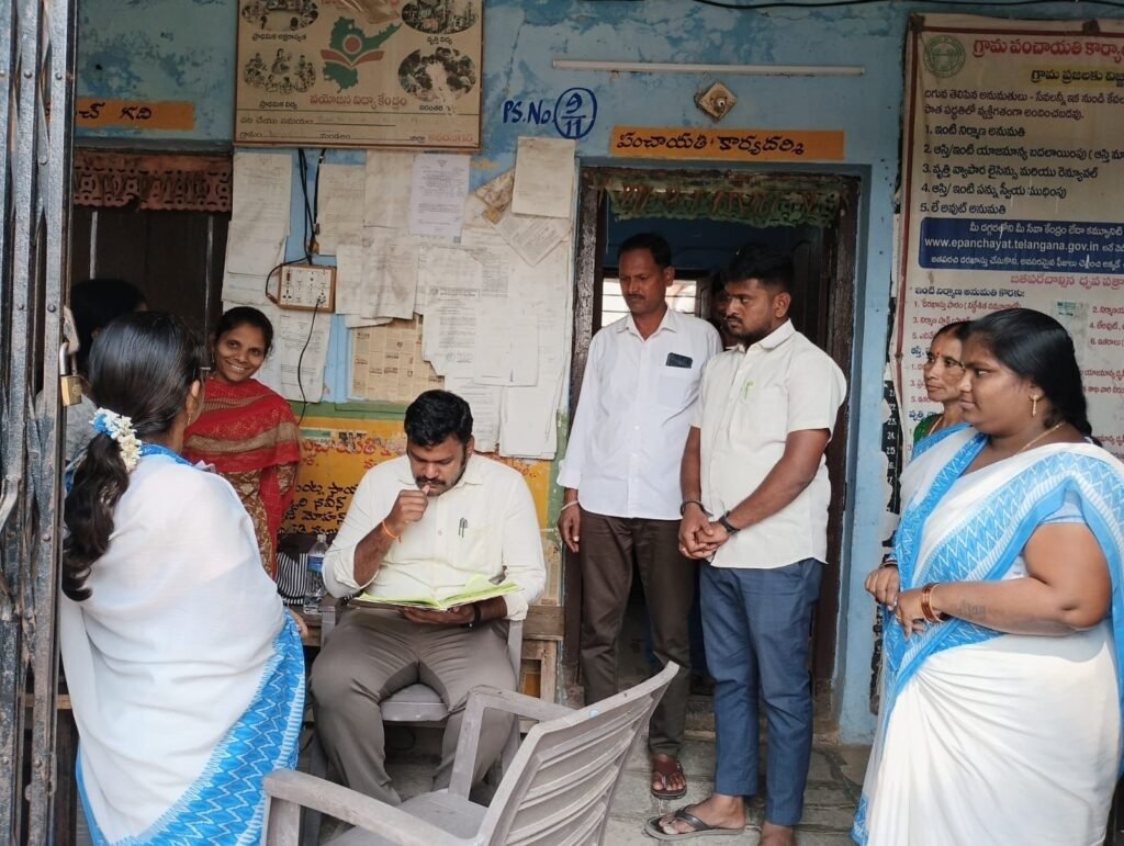 గ్రామపంచాయతీ రికార్డులు పరిశీలించిన ఎంపీడీవో