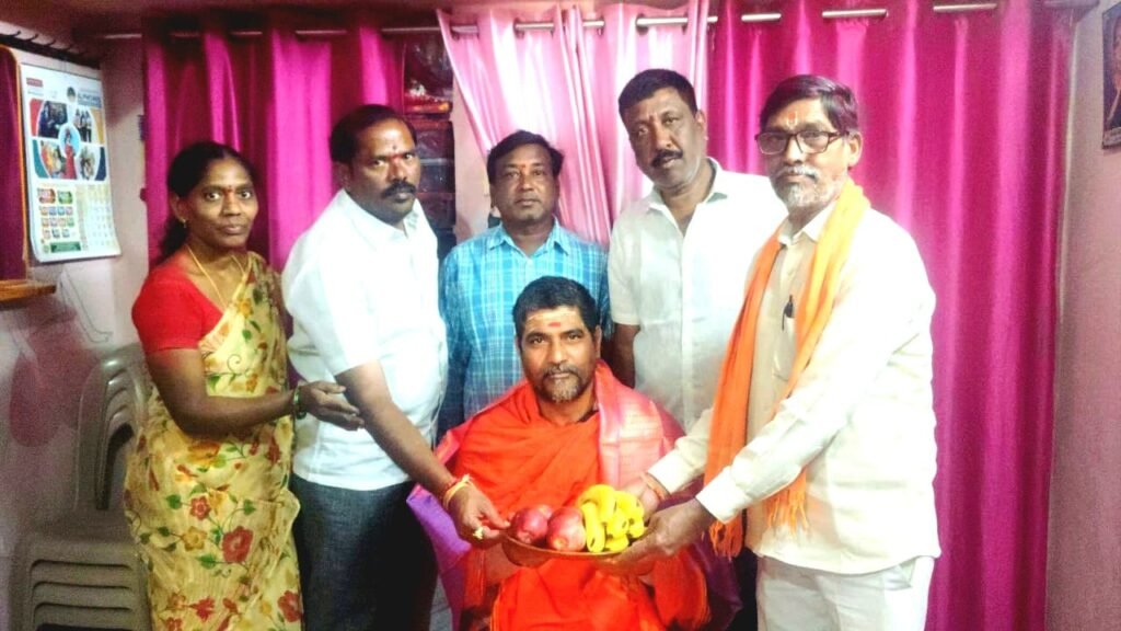 సురేష్ ఆత్మరామ్ మహారాజ్‌కు భక్తులు ఘన స్వాగతం