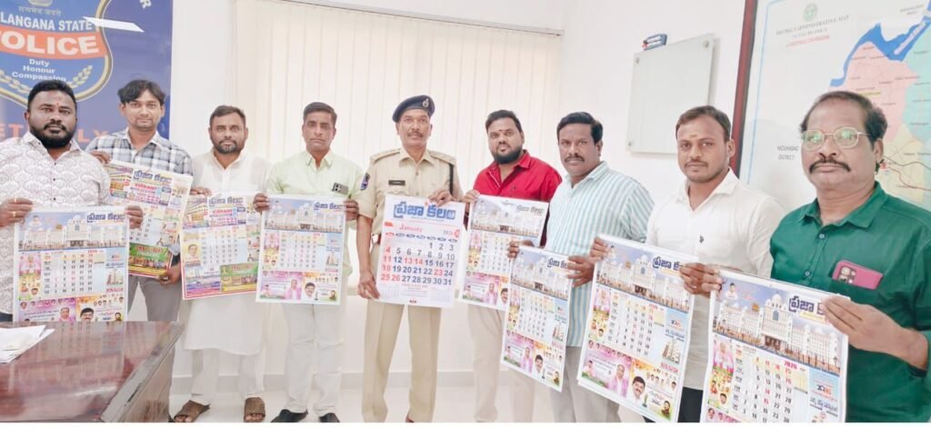 పత్రికలు వారధిలా ఉండాలి: డీఎస్పీ అడ్లూరి రాములు