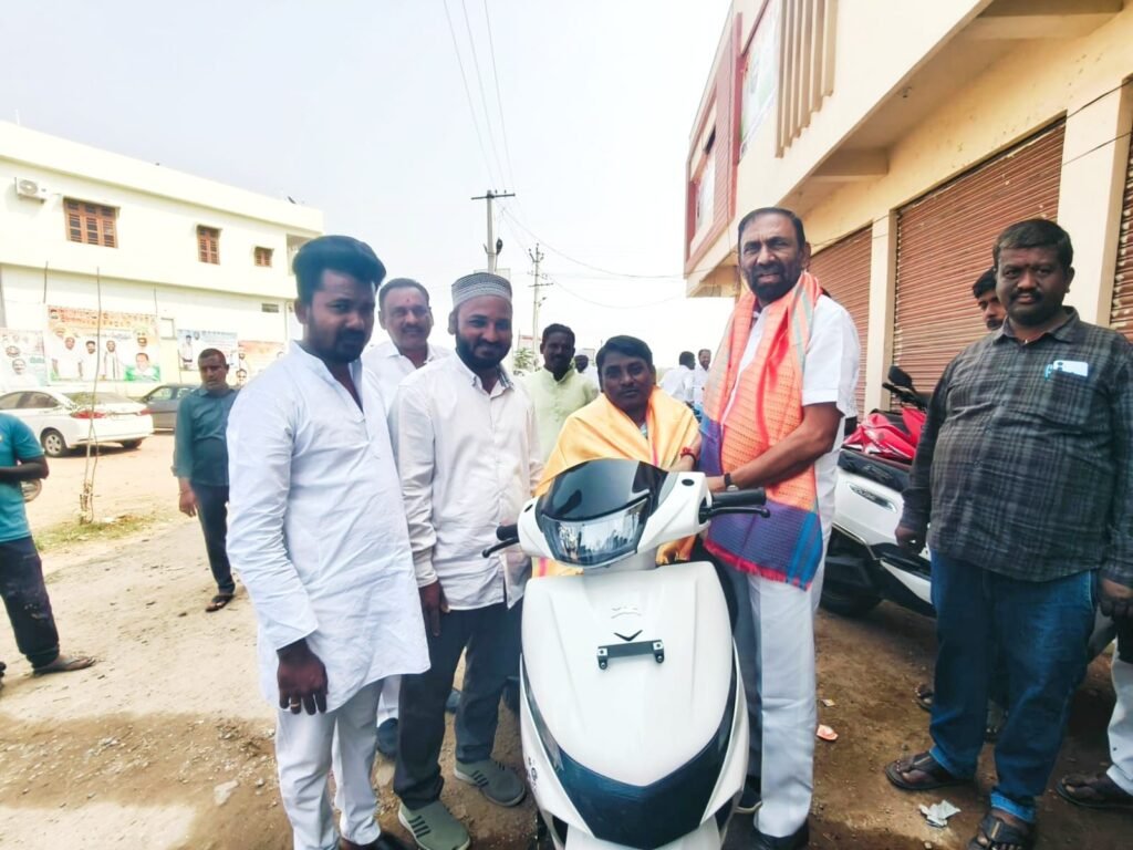 వికలాంగుడికి స్కూటీ పంపిణీ