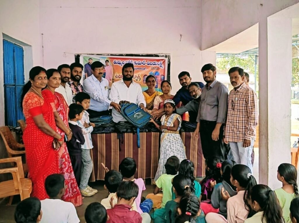 ప్రభుత్వ పాఠశాలలో ఉచిత స్కూల్ బ్యాగుల పంపిణీ.