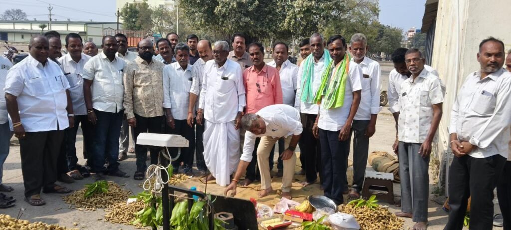పసుపు కొనుగోలు కేంద్రం ప్రారంభించిన మార్కెట్ కమిటీ చైర్మన్
