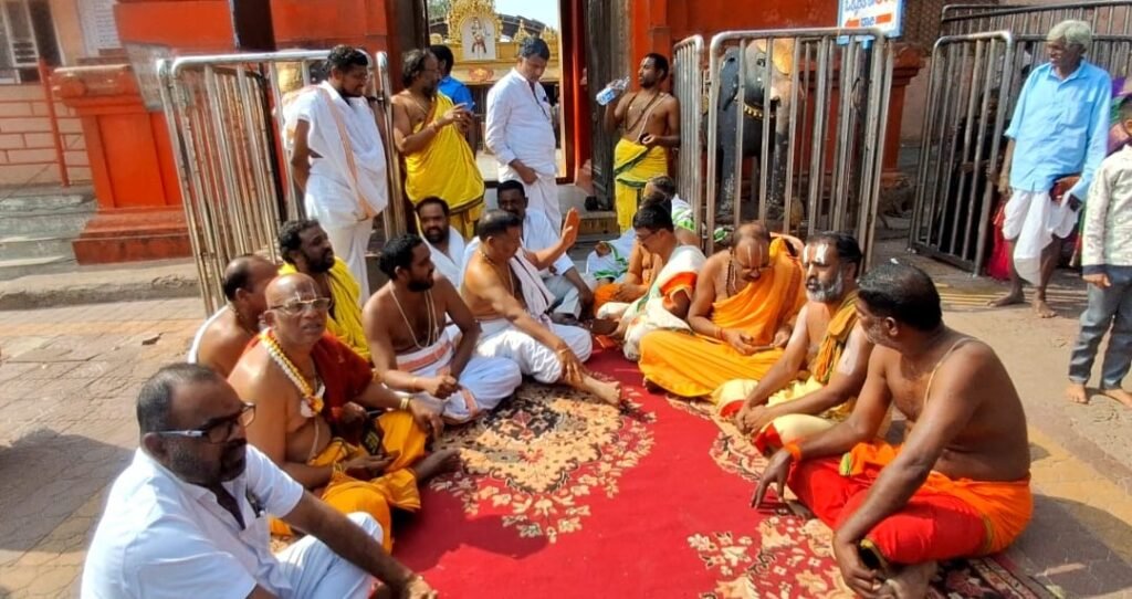 కొండగట్టు ఈవో తీరుపై అసంతృప్తితో అర్చకుల నిరసన