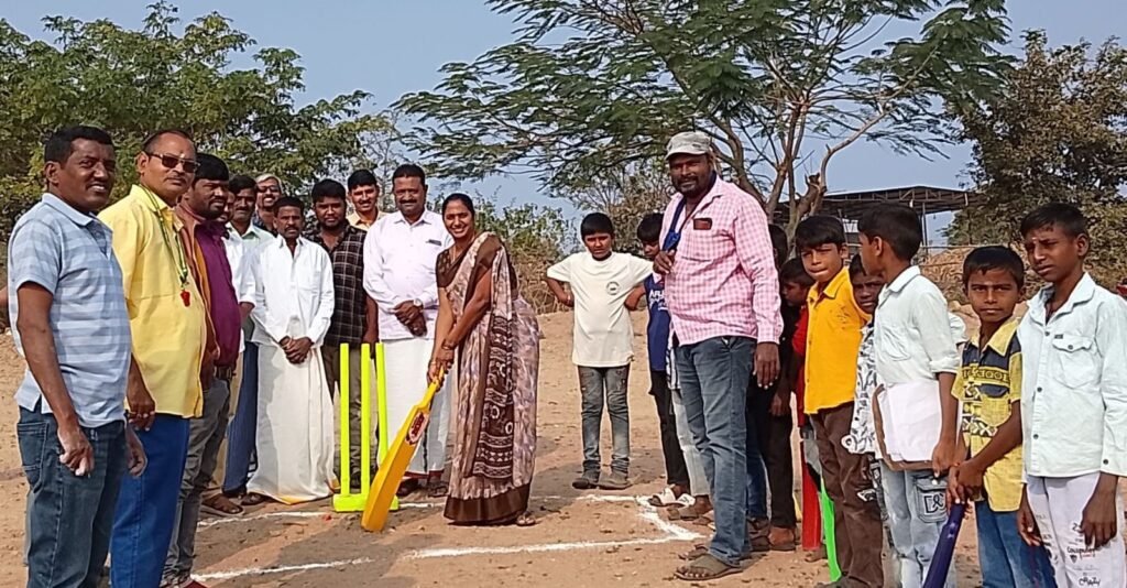 ప్రభుత్వ పాఠశాలలో క్రికెట్ పోటీలు ప్రారంభించిన సర్పంచ్