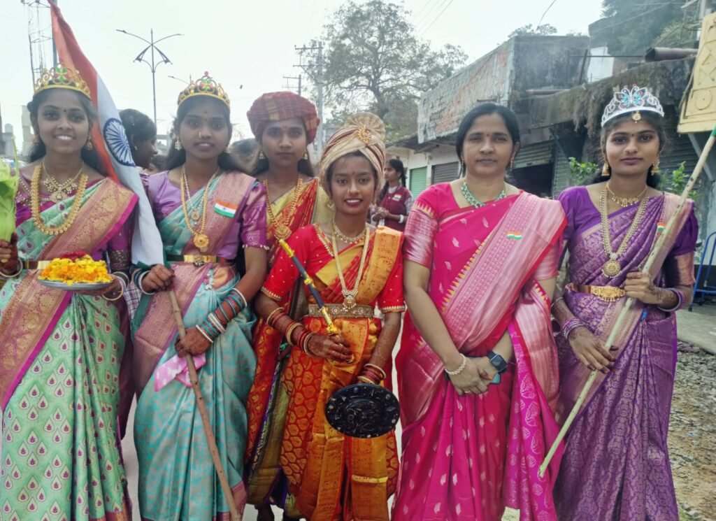 వాడ వాడల రెపరెపలాడిన మువ్వన్నెల జెండా