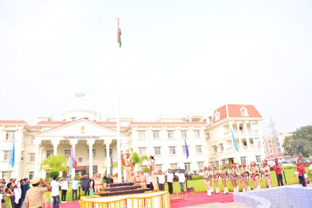 జిల్లా పోలీసు ప్రధాన కార్యాలయం లో జెండా ఆవిష్కరణ