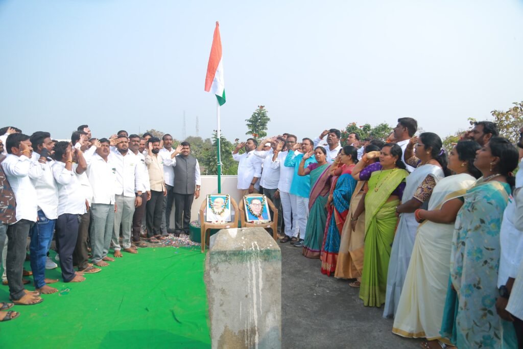 చొప్పదండి ఎమ్మెల్యే క్యాంపు కార్యాలయంలో జెండా ఆవిష్కరణ