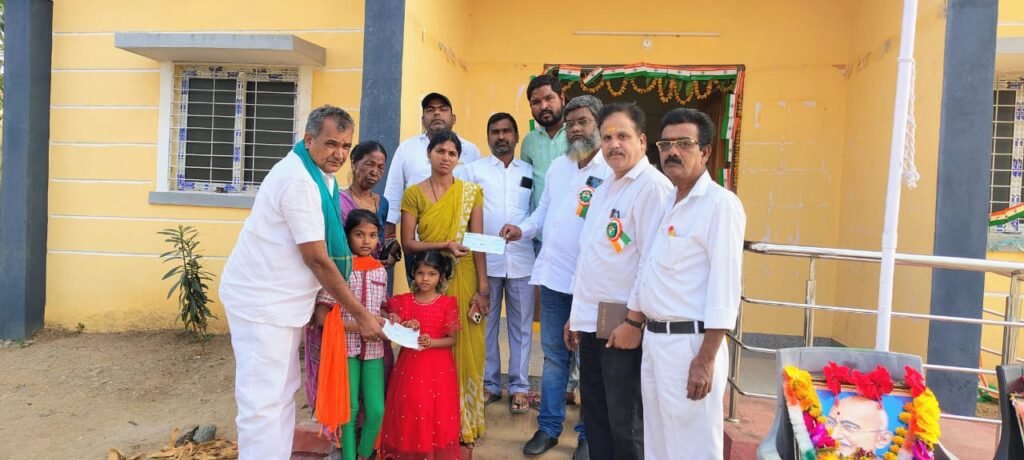 మృతుని కుటుంబానికి ఎక్స్‌గ్రేషియా చెక్కు అందజేత