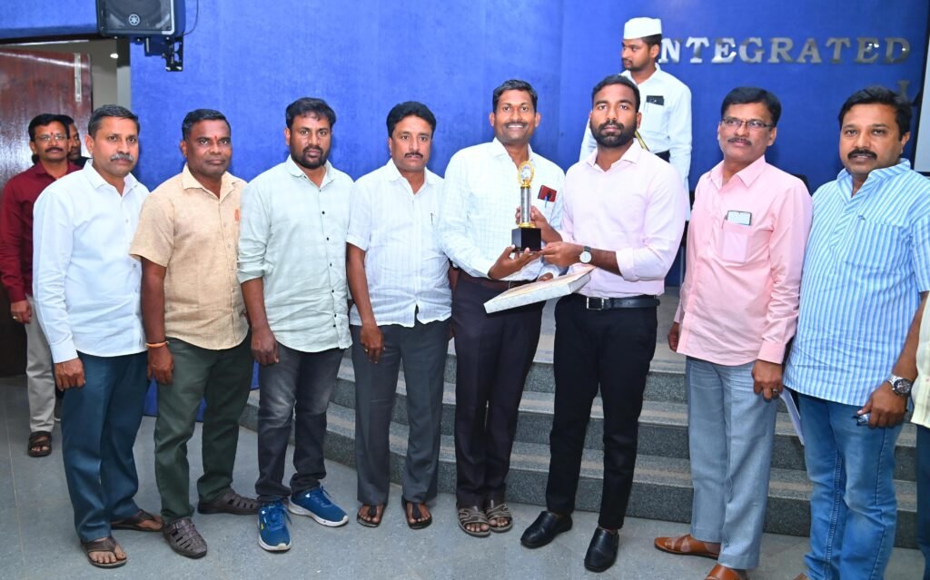 ఉపాధ్యాయున్ని సన్మానించిన కలెక్టర్