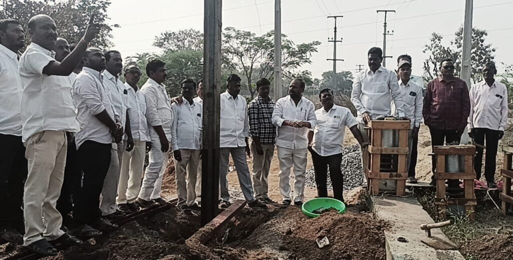 సబ్ స్టేషన్ బ్రేకర్ పనులను పరిశీలించిన నాయకులు