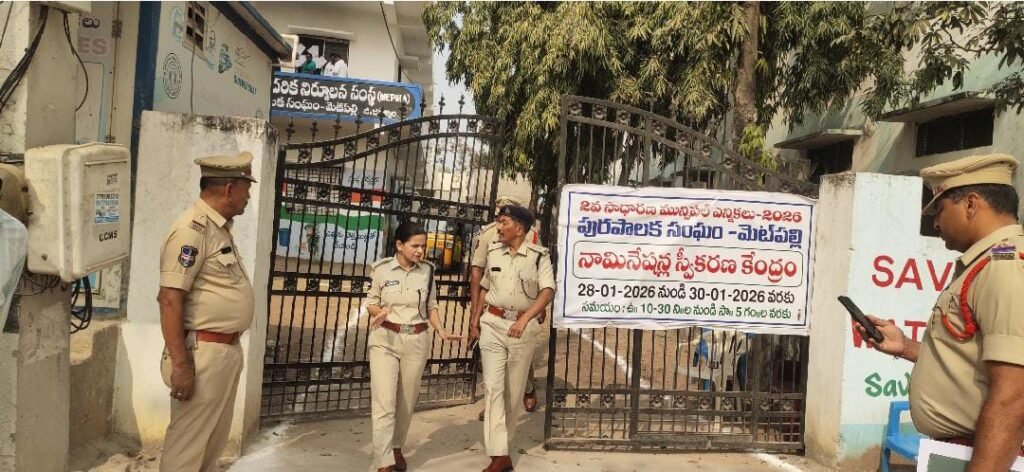 ఎన్నికల నామినేషన్ కేంద్రాలను పర్యవేక్షించిన అదనపు ఎస్పీ శేషాద్రిని రెడ్డి