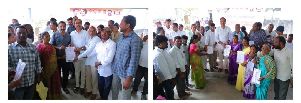 ఇందిరమ్మ ఇళ్ల ప్రొసీడింగ్ పత్రాల పంపిణీ