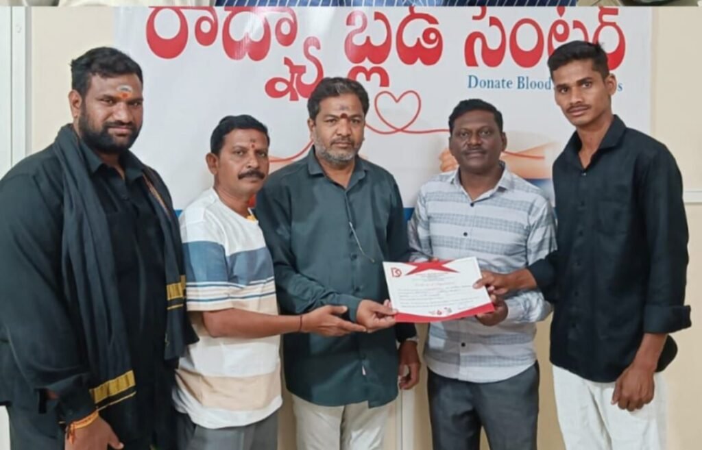 అత్యవసర సమయంలో అరుదుగా దోరికే రక్తాన్ని దానం చేసిన శ్రీధర్.