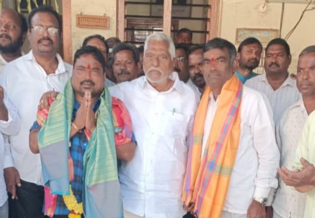 నూతన కార్యవర్గాన్ని అభినంధించిన మాజీమంత్రి