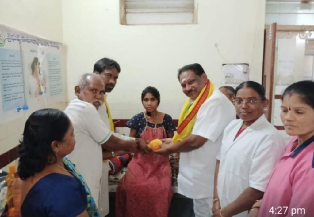 ఎన్టీఆర్ వర్ధంతి సందర్భంగా పండ్లు పంపిణీ