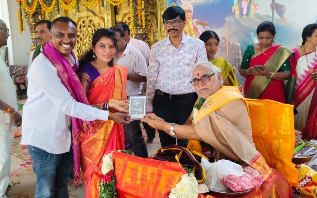 ఉటూరి హరీష్ కుటుంబానికి బ్రహ్మశ్రీ ఆశీస్సులు